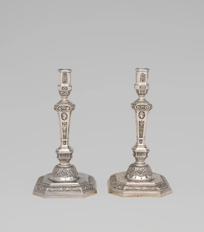 Paire de bougeoirs anciens en argent massif, orfèvrerie française de la fin du XVIIe siècle