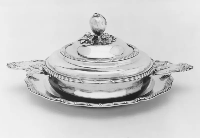 Écuelle couverte en argent et son présentoir, Simon Bourguet, XVIIIe siècle