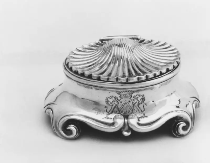 Paire de poivriers anciens en argent à décor de coquilles