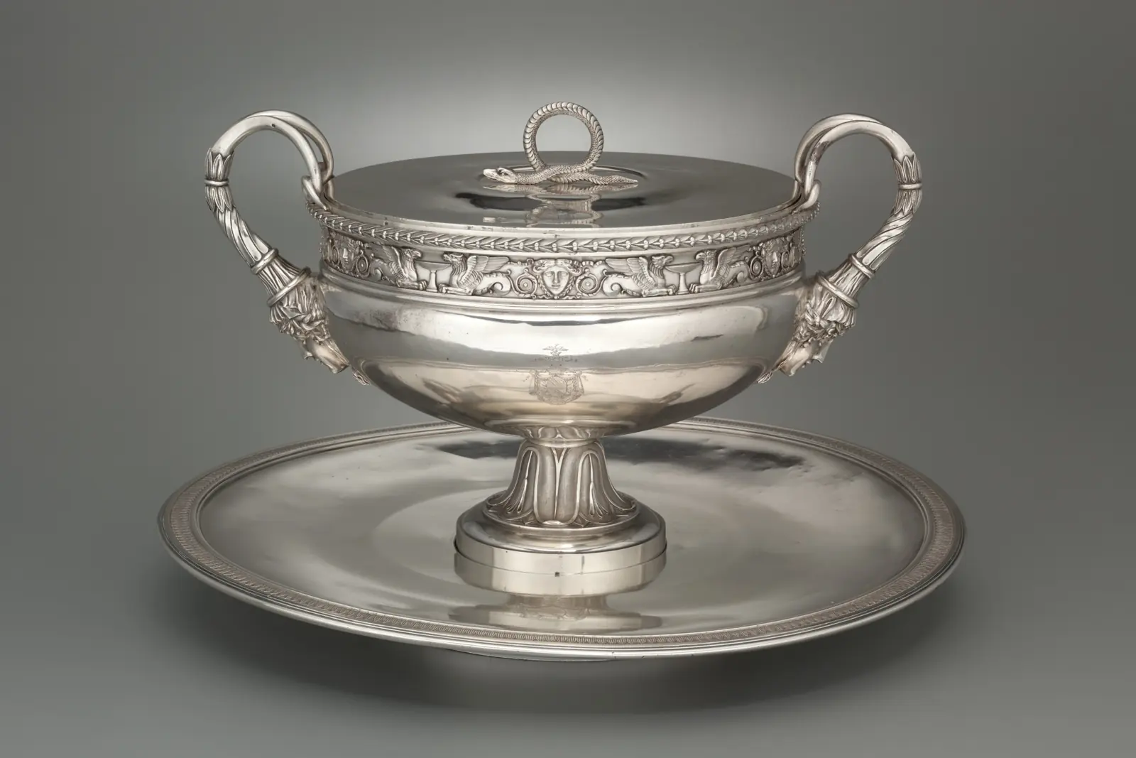 Pot à oille en argent sur son présentoir, Henry Auguste, Paris