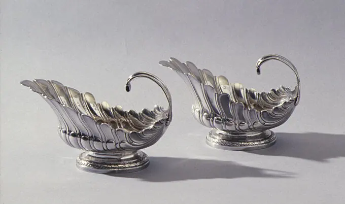 Paire de saucières en argent en forme de coquille, orfèvrerie française du XVIIIe siècle
