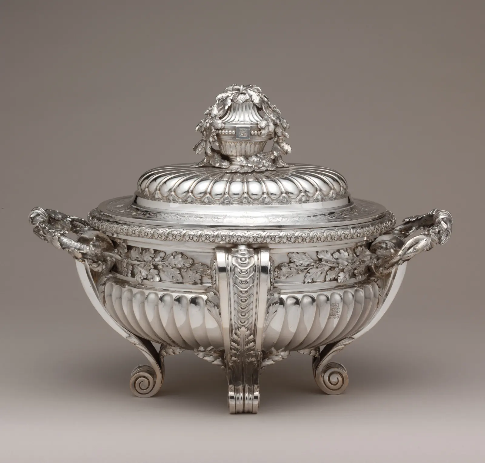 Soupière couverte en argent de Jacques-Nicolas Roettiers, Paris, 1775