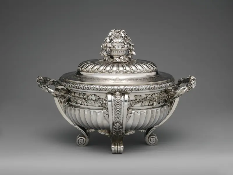 Soupière en argent ciselé avec sa doublure, orfèvrerie parisienne du XVIIIe siècle