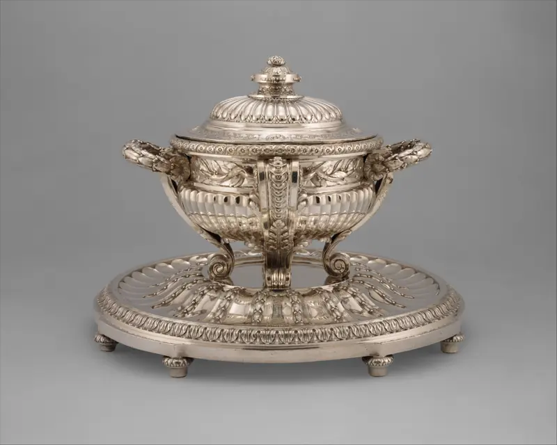 Soupière en argent sur son plateau, pièce d’orfèvrerie de Jacques-Nicolas Roettiers
