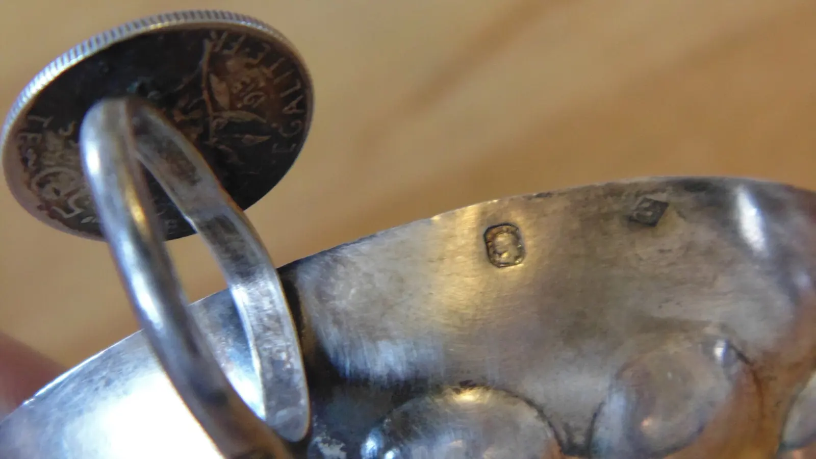Gros plan d’un poinçon frappé sur un tastevin en argent