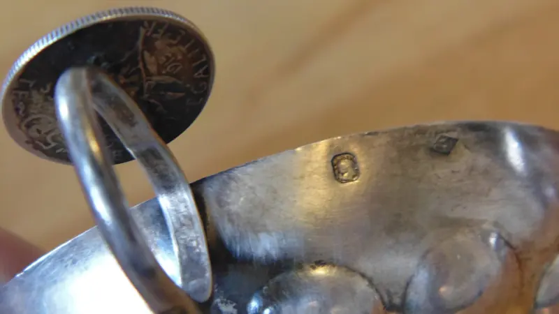 Poinçon d’argent frappé sur un tastevin, détail utile à l’estimation