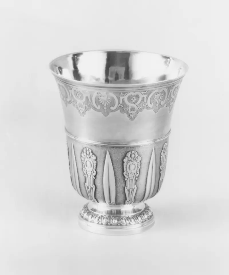 Timbale ancienne en argent massif ciselé, Antoine Plot, XVIIIe siècle